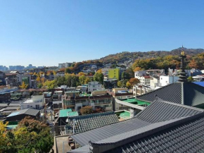 'Seongbuk Castle Suites' 5 Bedroom, castle-wall view,